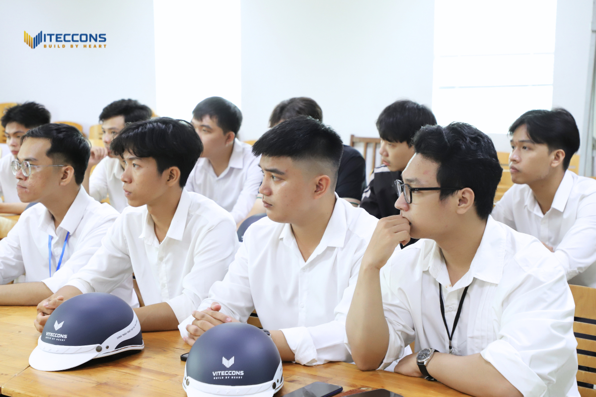 VITECCONS TRAO TẶNG 1000 NÓN BẢO HIỂM CHO SINH VIÊN KHỐI TRƯỜNG KỸ THUẬT
