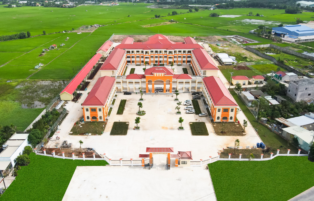 TRƯỜNG THPT NGUYỄN TRUNG TRỰC (LONG AN)