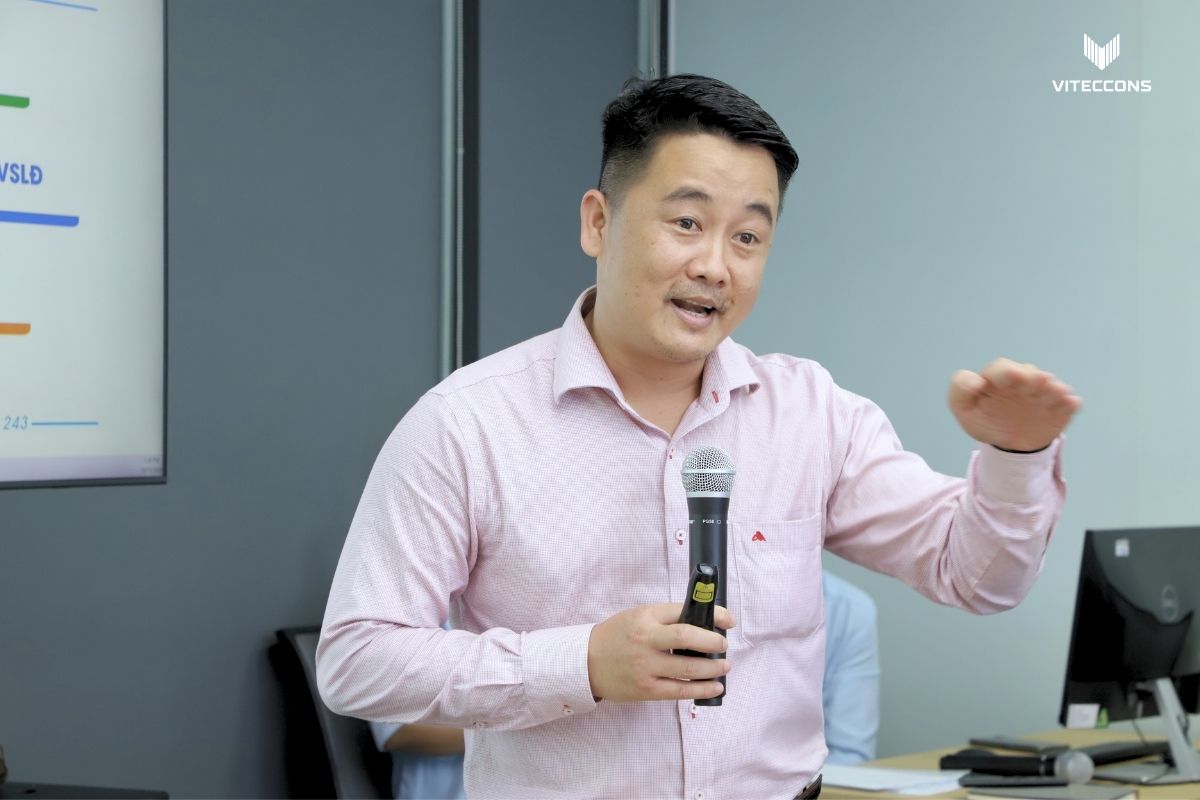 Giảng viên Nguyễn Hoàng Vũ hướng dẫn lớp đào tạo an toàn lao động