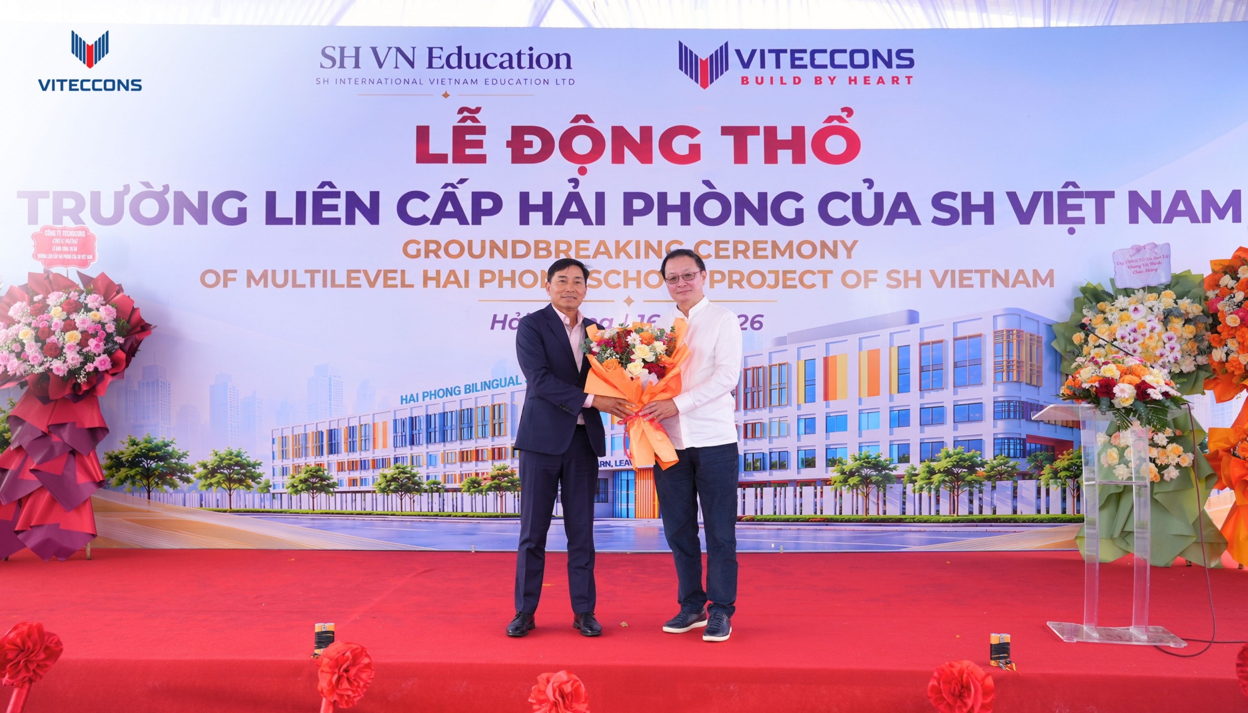 Ông Đỗ Ngọc Tuấn – Tổng Giám đốc Viteccons (trái) tặng hoa cảm ơn Ông Michael Sng – Tổng Giám đốc SH Việt Nam (phải) vì sự hợp tác và tin tưởng.