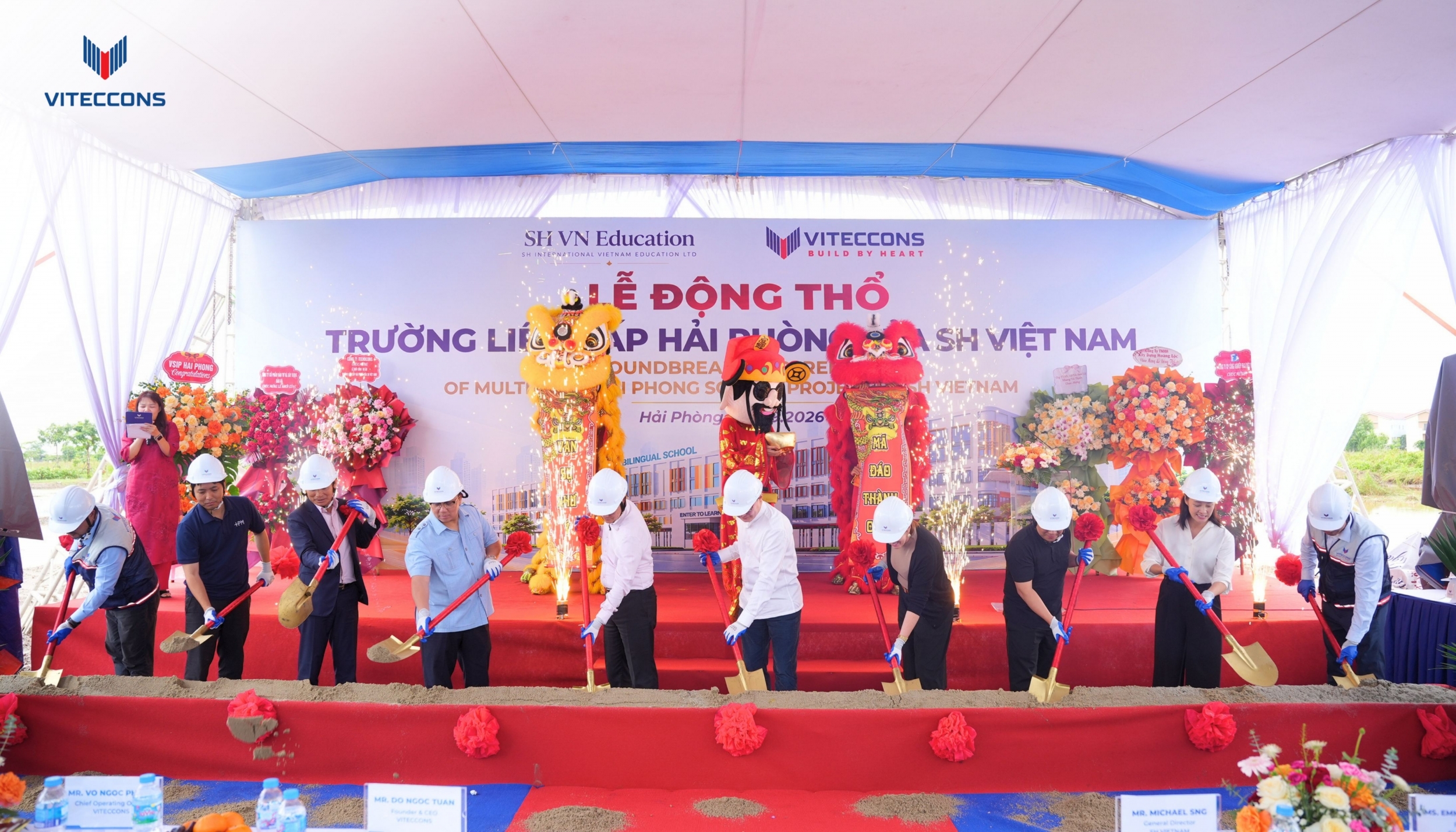 Đại diện cấp cao của các đơn vị Chủ đầu tư – SH Việt Nam, VSIP Hải Phòng, Tư vấn giám sát – Plus PM, Tổng thầu Viteccons thực hiện nghi thức xúc cát động thổ dự án.