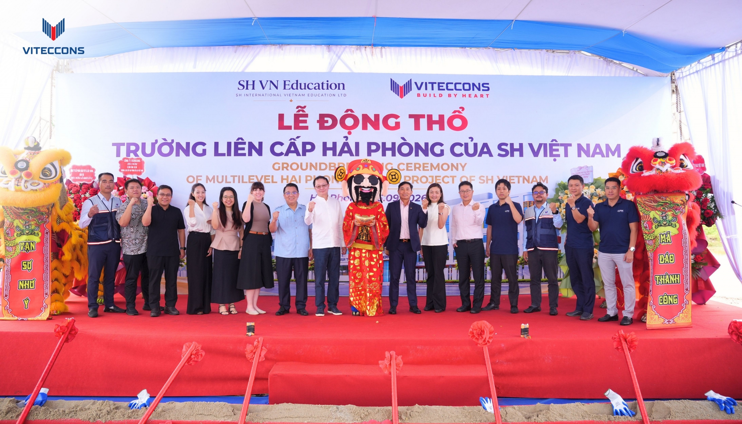 Đại diện cấp cao của các đơn vị Chủ đầu tư – SH Việt Nam, VSIP Hải Phòng, Tư vấn giám sát – Plus PM, Tổng thầu Viteccons chụp ảnh lưu niệm tại sự kiện.
