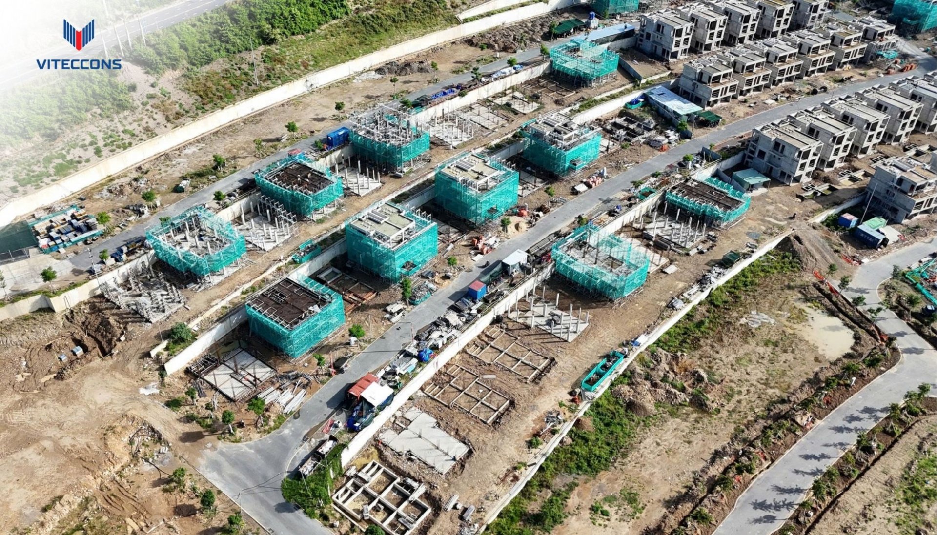 Các căn biệt thự ở nhiều giai đoạn thi công khác nhau, từ móng đến sàn mái.