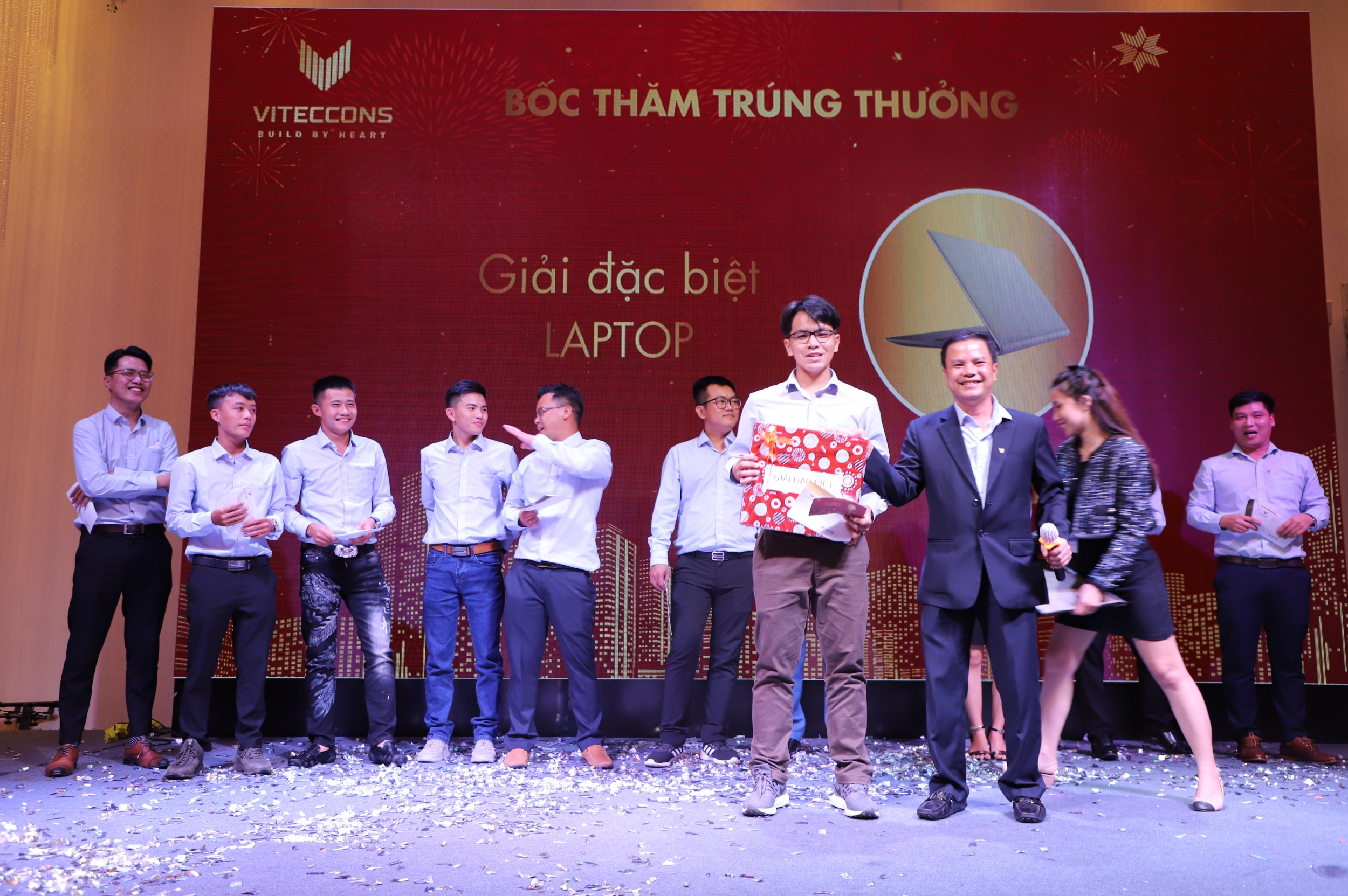 Ông Phạm Ngọc Thạch - Trao giải Đặc biệt cho Nhân viên may mắn trong Chương trình bốc thăm trúng thưởng