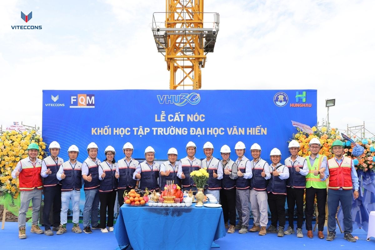 Ban Chỉ huy Dự án Khối học tập, Trường Đại học Văn Hiến trong lễ cất nóc