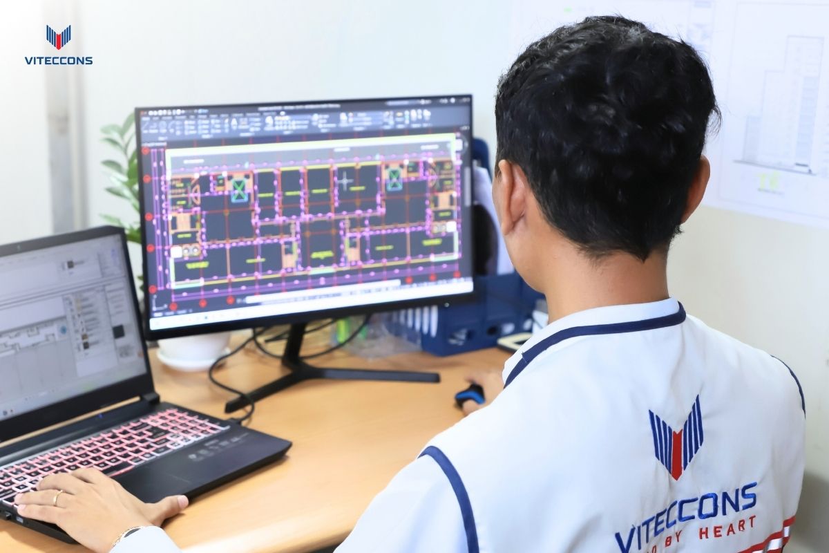 Bản vẽ kỹ thuật trên màn hình máy tính tại văn phòng công trường