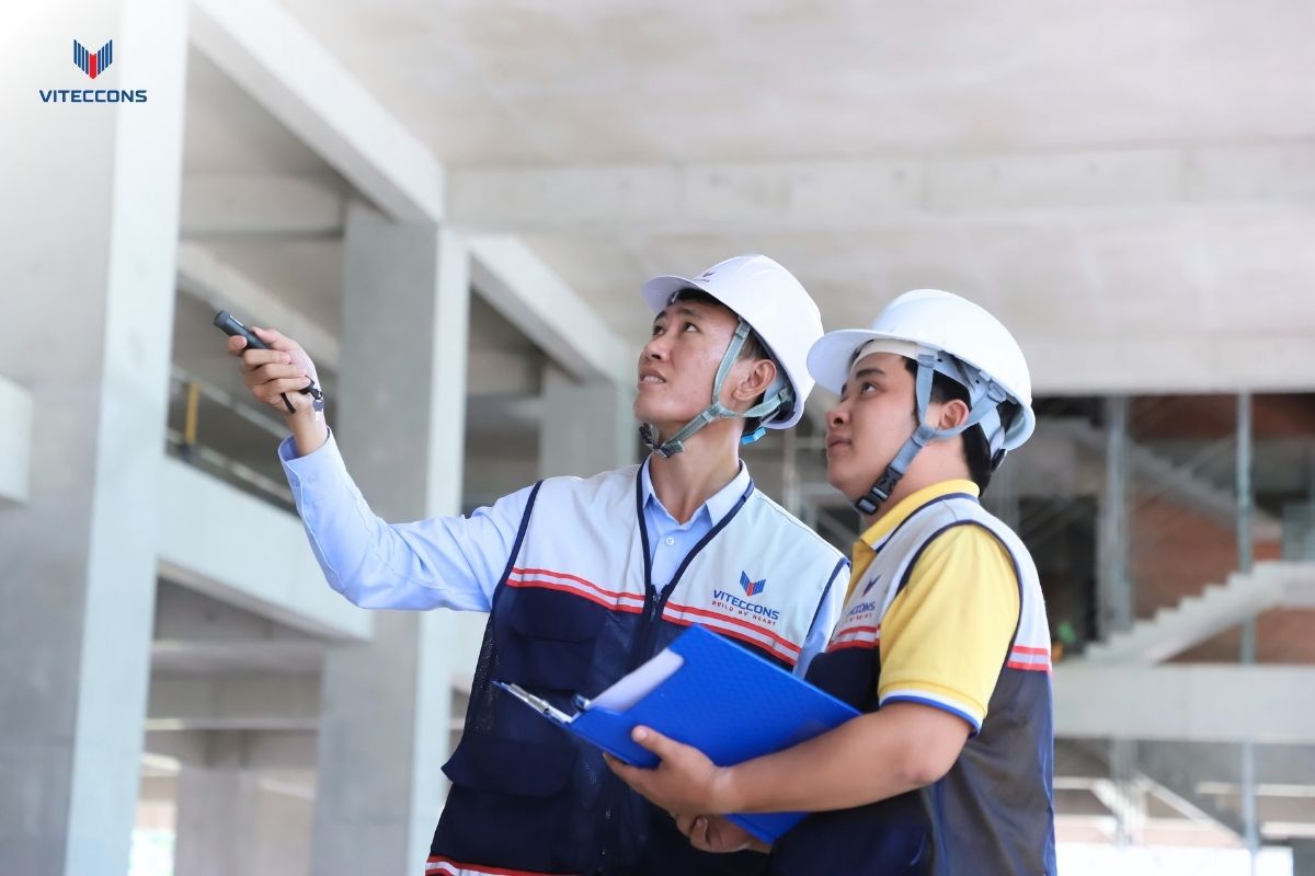 Anh Văn Anh kiểm tra hạng mục thi công cùng đồng nghiệp