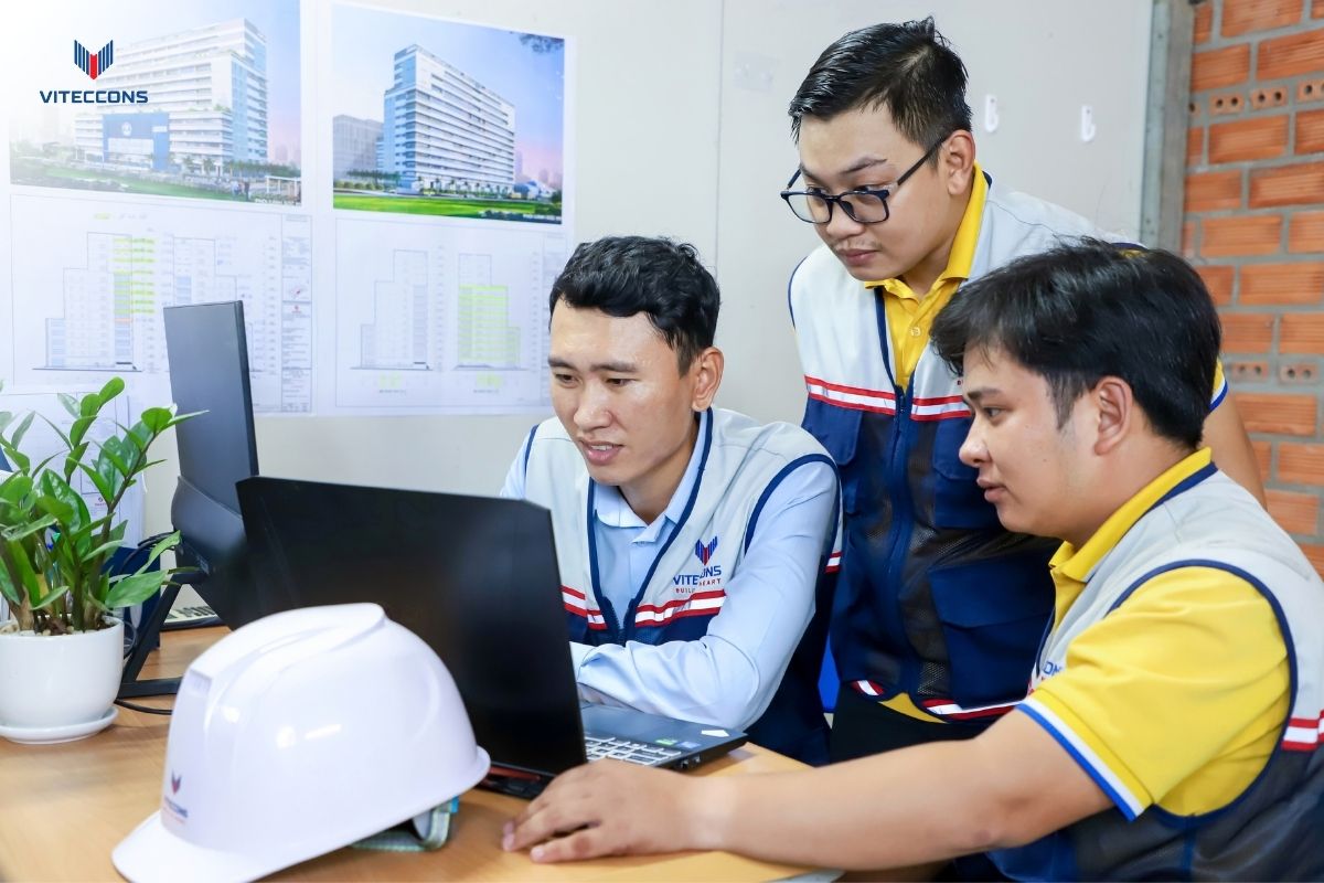 Anh Văn Anh trao đổi công việc cùng đồng nghiệp tại văn phòng công trường