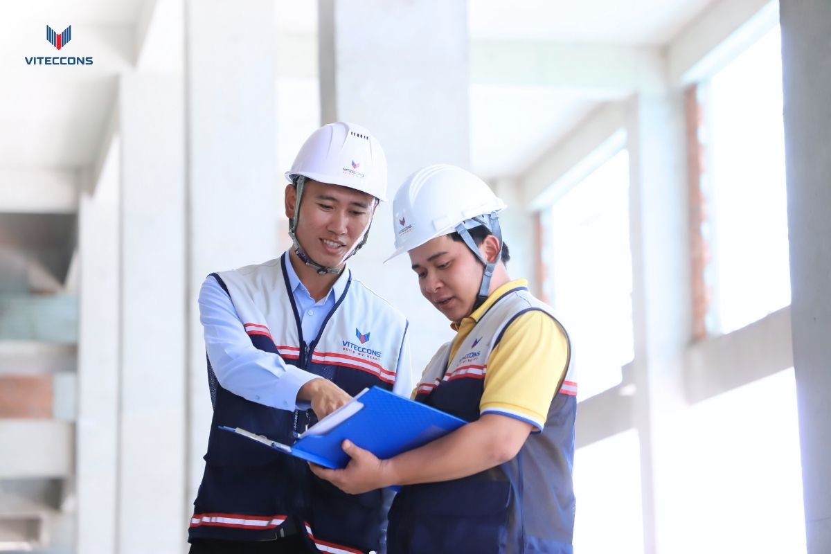 Anh Văn Anh hướng dẫn công việc cho kỹ sư trẻ tại công trường