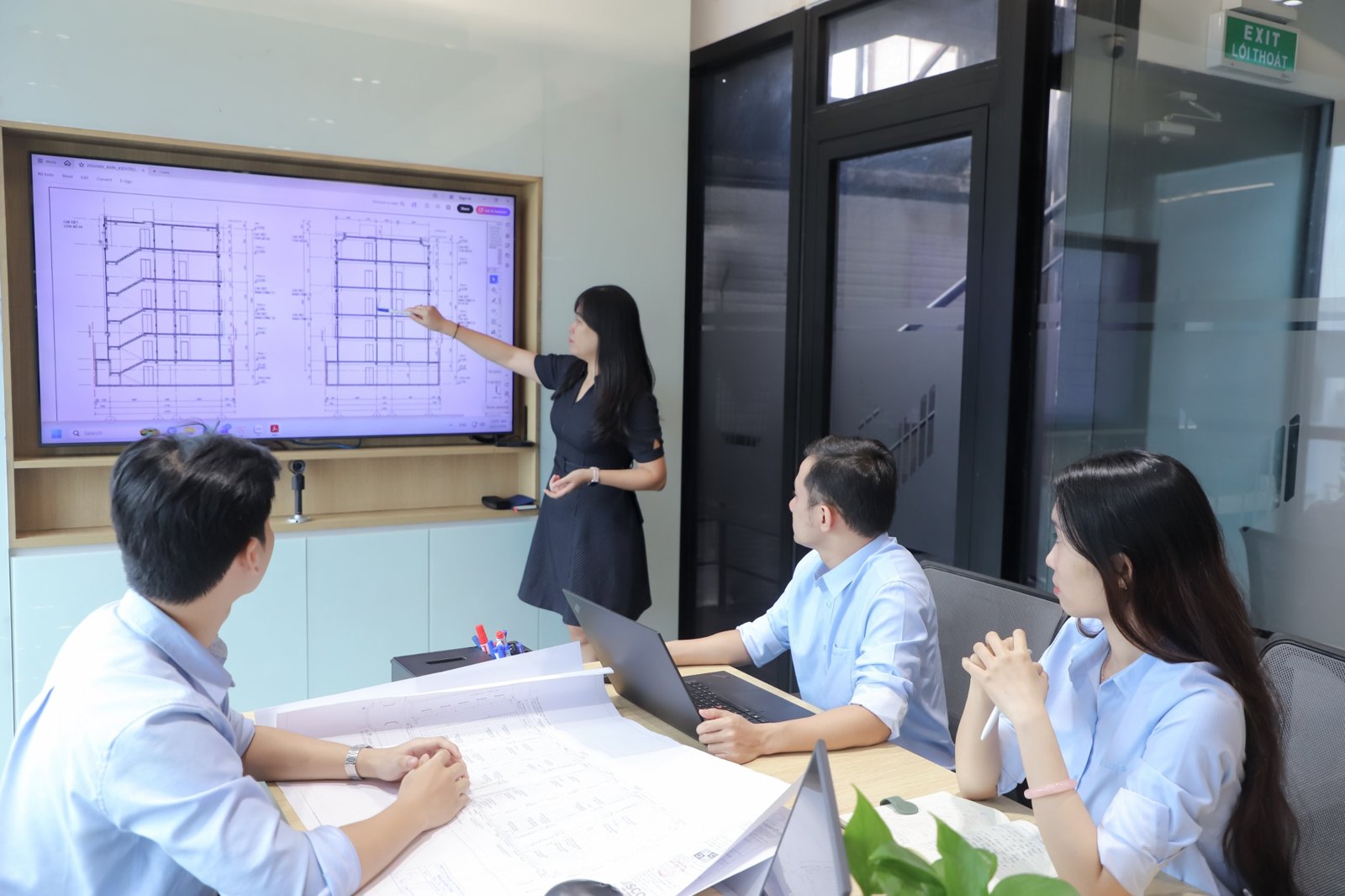 Chị Thùy Linh trình bày bản vẽ mặt cắt trong buổi họp